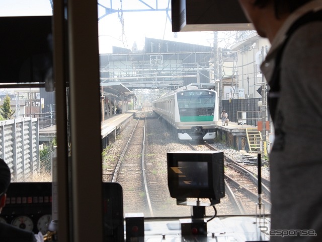 川越線は単線。反対方向からやってくる列車を待避するため、途中駅での停車を繰り返した。