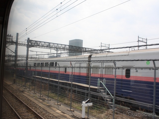 東北貨物線を南下して田端操に進入。進行方向右側の窓からは新幹線の車両基地が見えた。