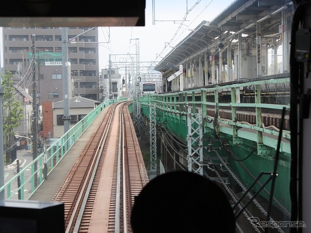 三河島駅ホーム（右）の脇を上り勾配で進み、常磐線に合流する。
