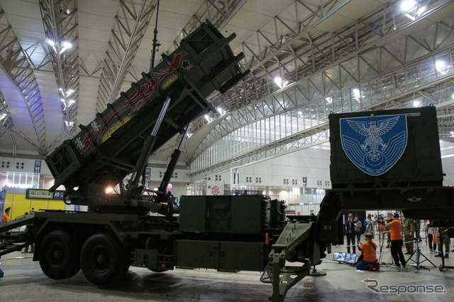 防衛省は実物の「ペトレオットミサイル発射機」を展示。