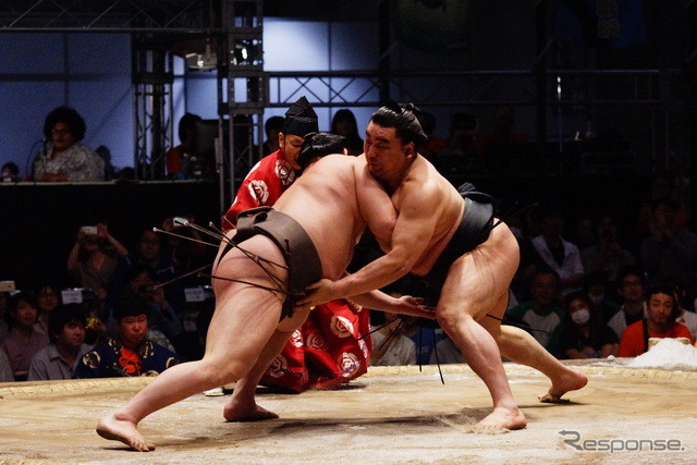 大人気の大相撲ブース。白鵬と日馬富士、横綱同士の対戦。