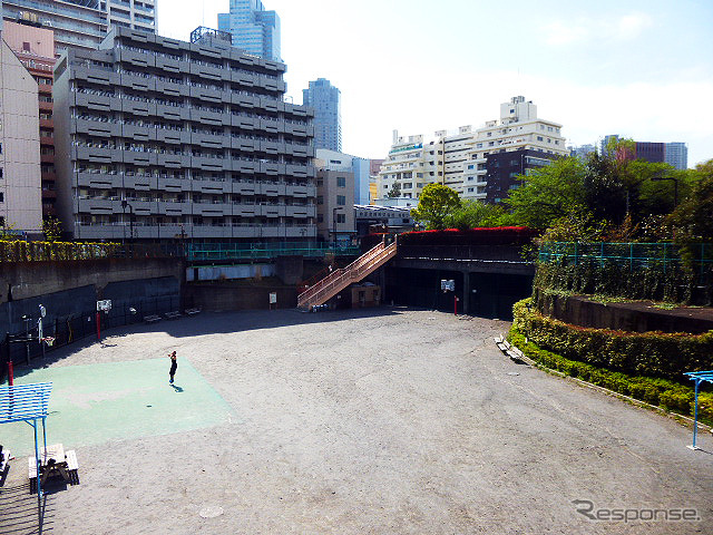 新大橋通り・入船橋交差点から首都高予定地である掘割を見下ろす。写真右にトンネルが見える