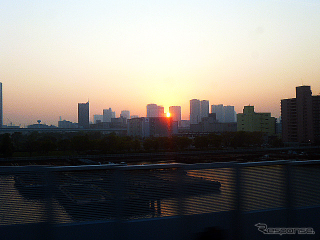 京葉線から晴海方向を眺める。都心の夕暮れ