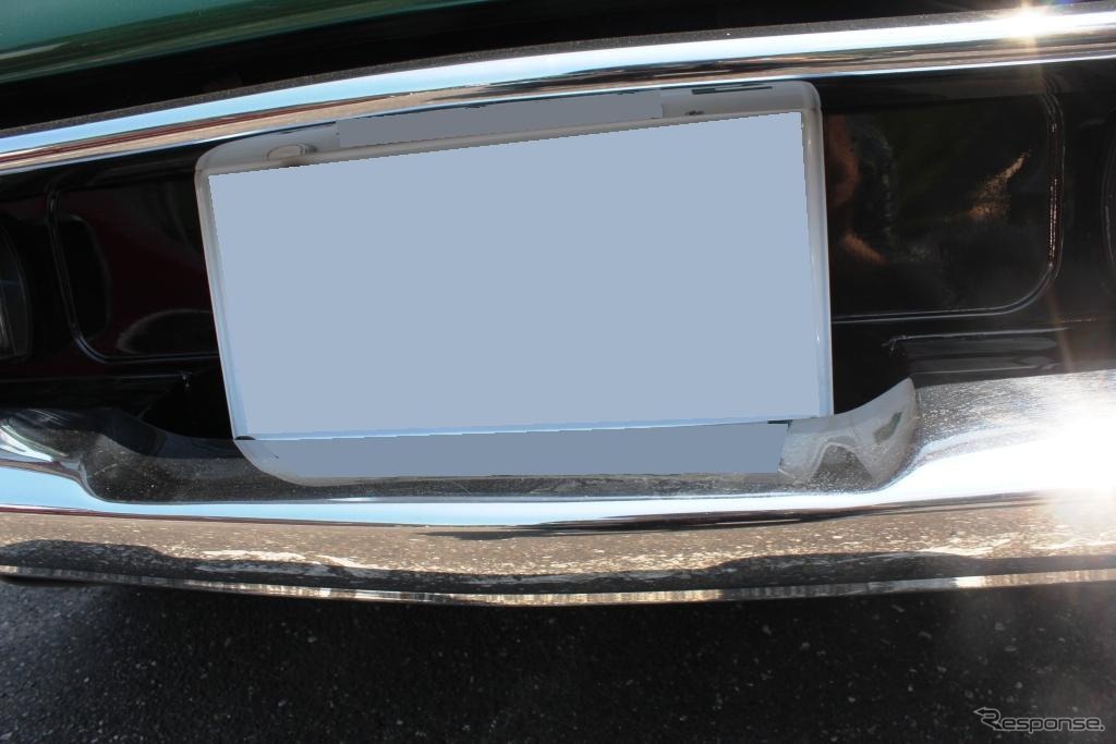 シトロエンDSの正規輸入車は職人がナンバーを見えるようにリアバンパーをU字に叩いている。