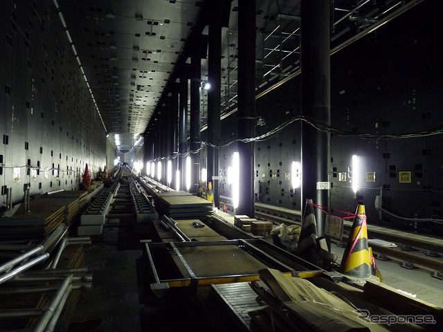 東北沢～世田谷代田間の複々線化事業は2017年度の複々線化を目指して引き続き工事が進められる。