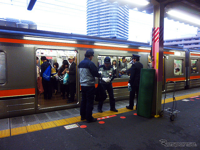 武蔵野線電車のシートを交換するスタッフたち