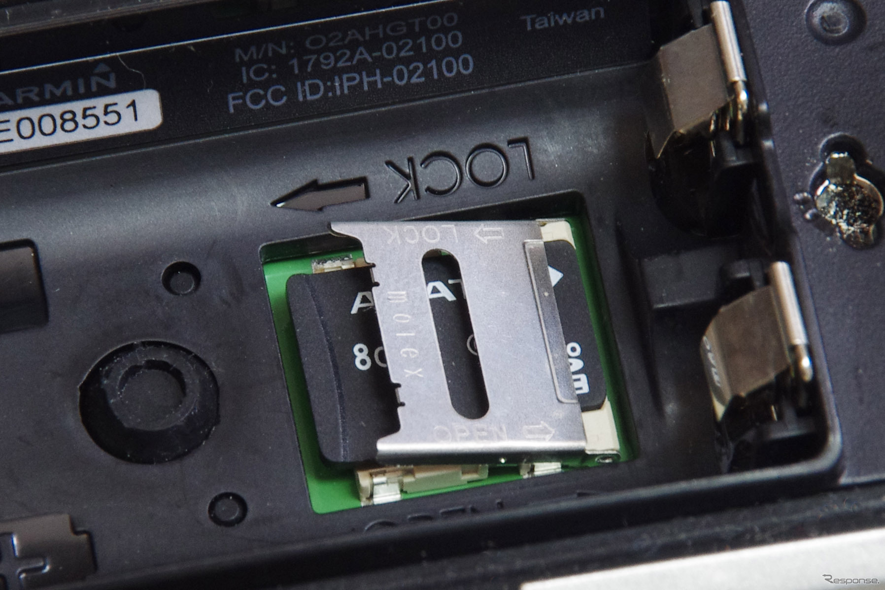 バッテリーを外すとMicroSDカードスロットがある。ただしカードは必須ではない。本機は内部に8GBものメモリがあり、それだけでも十分実用になる。