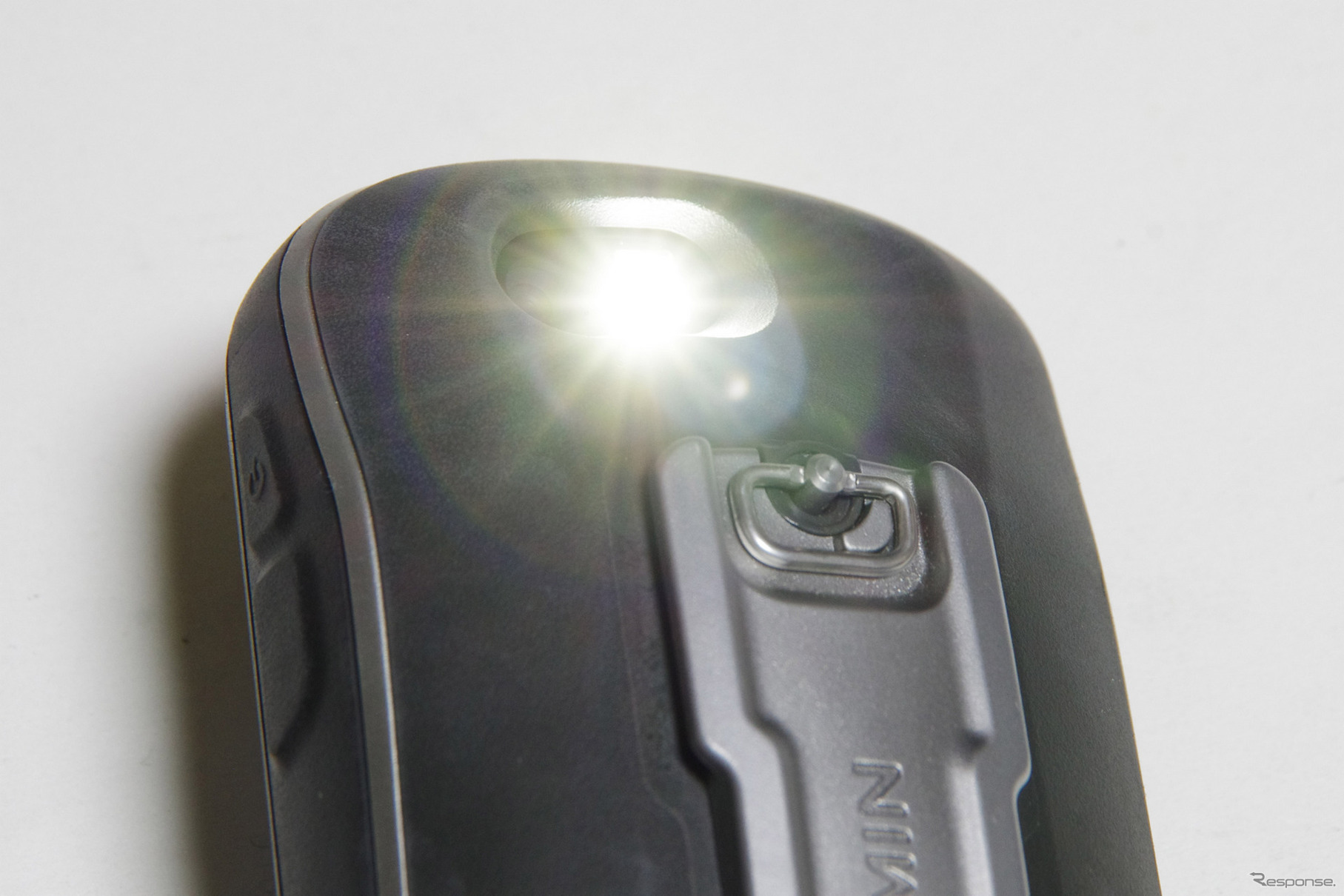 LEDは写真撮影時のフラッシュとして使えるだけでなく、ハンディライトにもなる。SOS信号を点滅させることも可能だ。