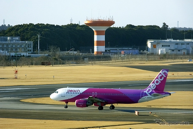 成田空港を離陸するピーチのA320
