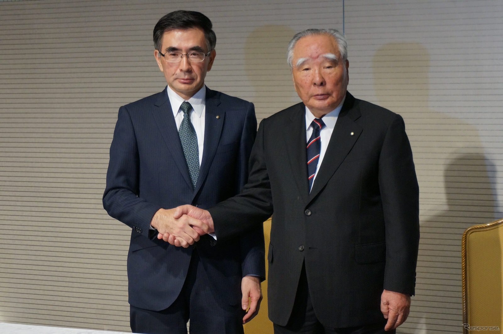 鈴木俊宏社長（左）と鈴木修会長（右）