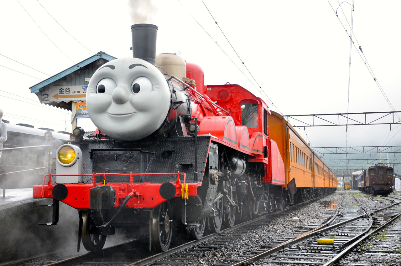 大井川鐵道に7月11日から赤い『ジェームス号』が登場する。運行開始に先立ち9日に行われた公開では、ジェームス号とトーマス号の重連による特別列車が地元の幼稚園児らを乗せて走った