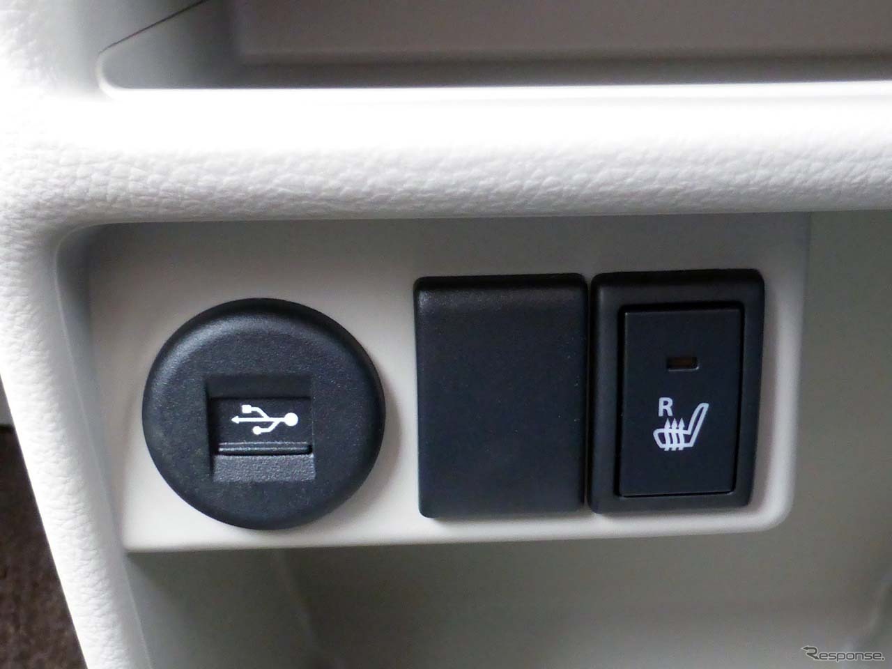 「X」には運転席にのみシートヒーターが付く。助手席は4WDを選ばないと装備されない