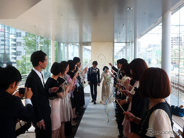 「マーチエキュート神田万世橋」で初めて行なわれた“電車すれすれの結婚式”（JR東日本ステーションリテイリング／みんなのウェディング、8月8日）