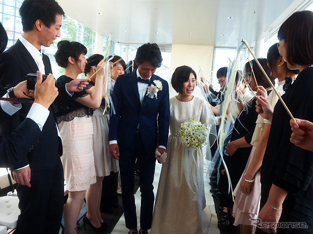 「マーチエキュート神田万世橋」で初めて行なわれた“電車すれすれの結婚式”（JR東日本ステーションリテイリング／みんなのウェディング、8月8日）