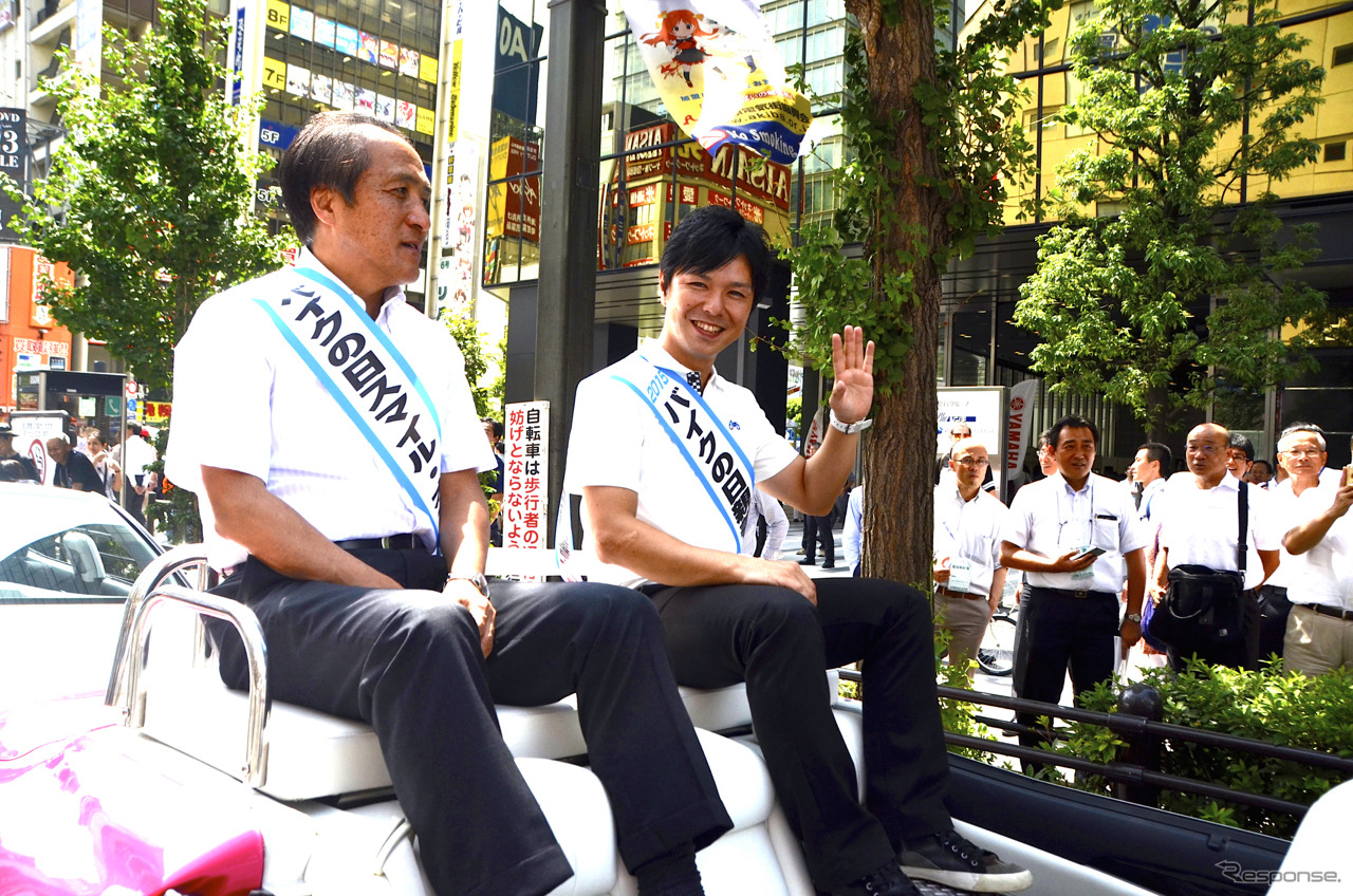 二輪車特別委員会の柳 弘之委員長（左）とバイクの日一日親善大使の中野真矢さん（右）。
