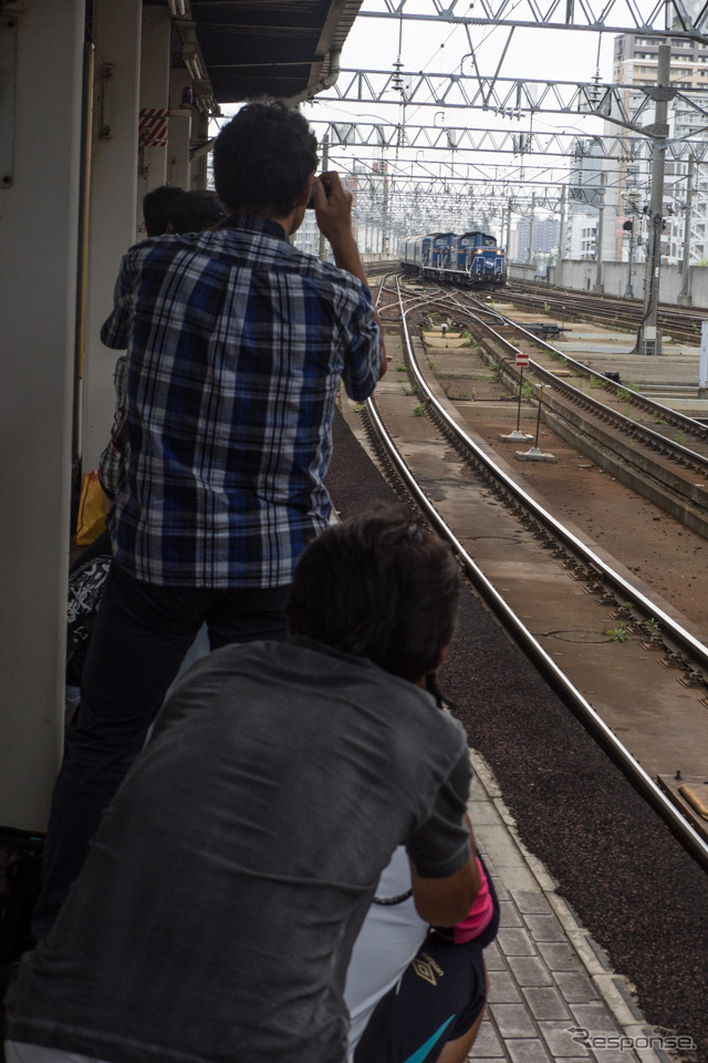 札幌駅3番ホームに入線する下り最終『北斗星』を待ち構える人々。