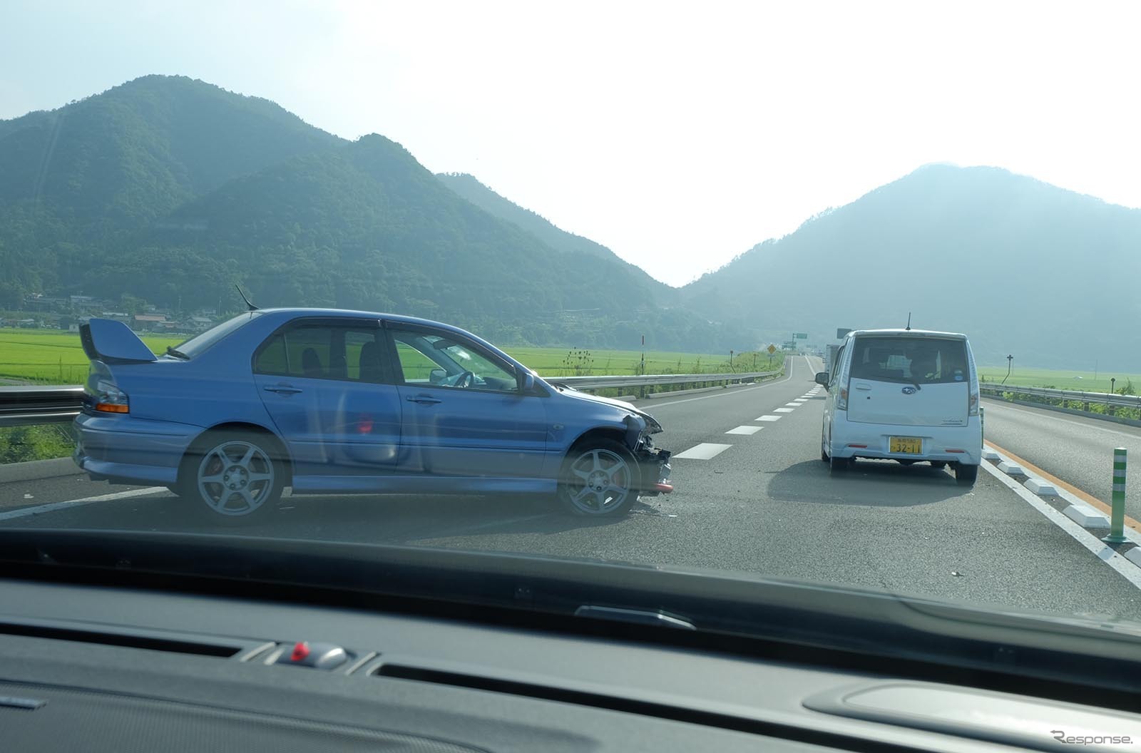 鳥取付近の山陰自動車道を走行中。やたら渋滞していると思いきや、事故発生であった。