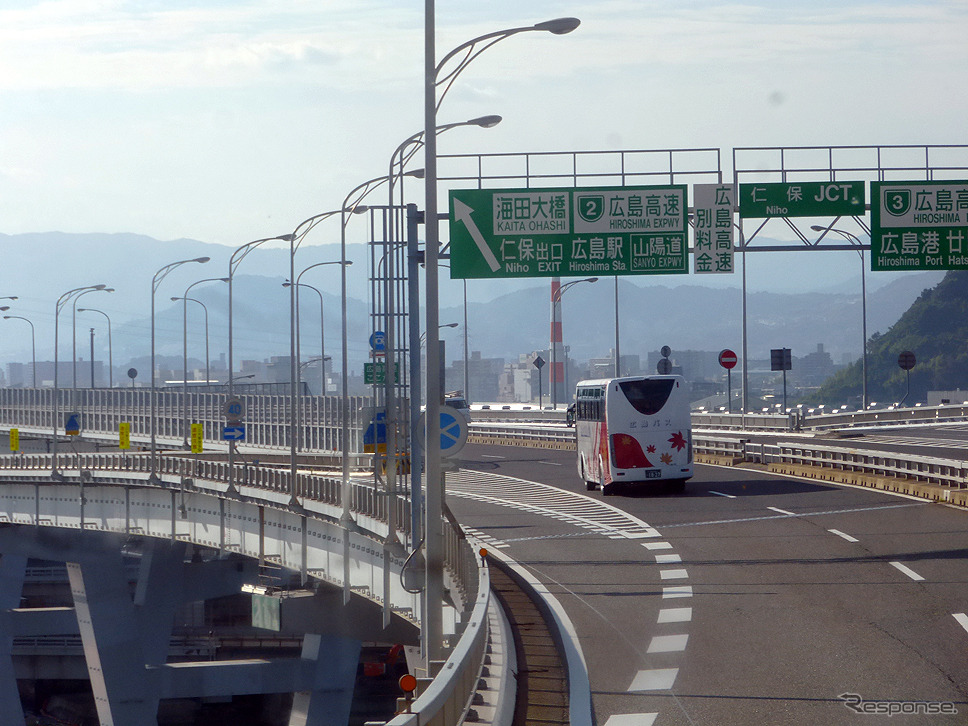 広島空港から広島市内へバスで移動するさい、山陽道の事故渋滞で呉を経由する海側迂回路からマツダ宇品工場が見えた（9月19日）