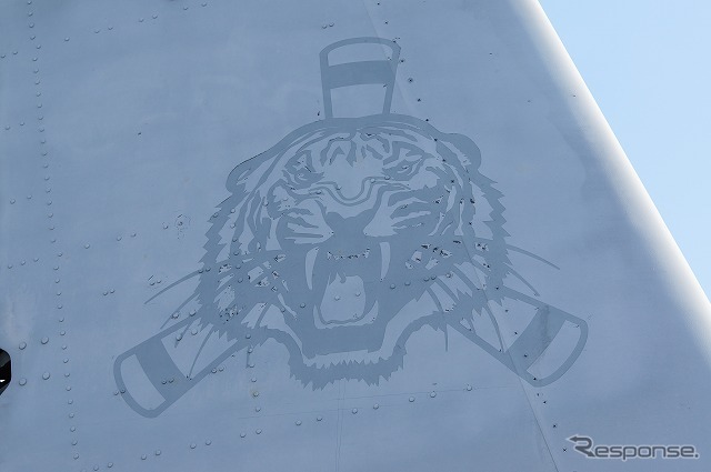 VMM-262 フライングタイガースのシンボルマークは「トラ」、尾翼に描かれている。裏面はトラ模様（タイガーパターン）だ。