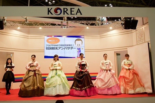 韓国ブースではチマチョゴリを着た女性たちがブースをPR