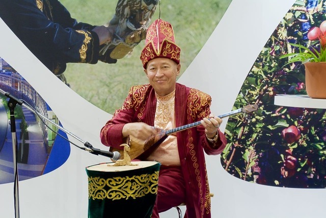 カザフスタンの民族衣装を身にまとった男性