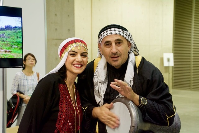 陽気な音楽を奏でブースをPRするパレスチナからの参加者