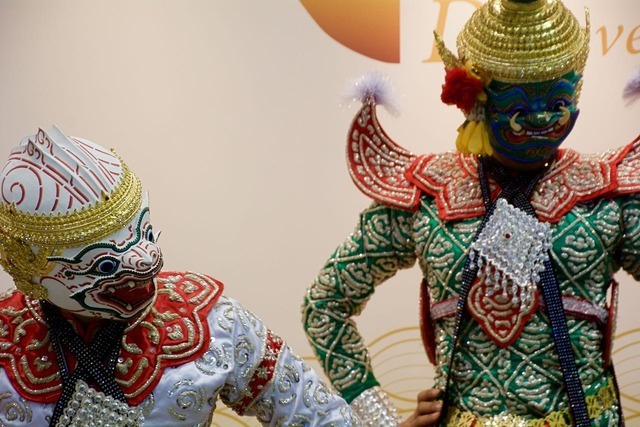 タイ王室に伝わる本格的な仮面舞踏劇「コーン」の演者たち