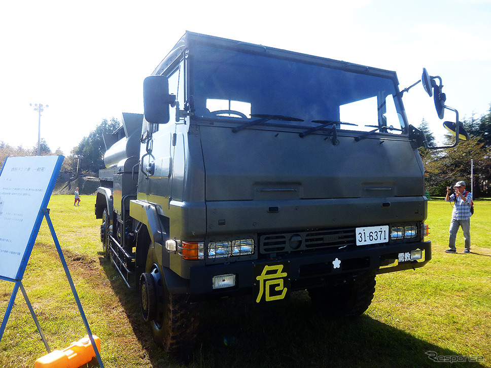 燃料タンク車や水タンク車も展示された（千葉県、松戸駐屯地一般公開イベント、10月3日）