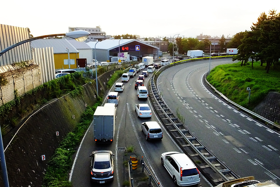 東名高速 横浜町田ICに隣接する東名横浜インターバス停付近から、国道16号への合流部を眺める。16時ごろには渋滞が発生していた