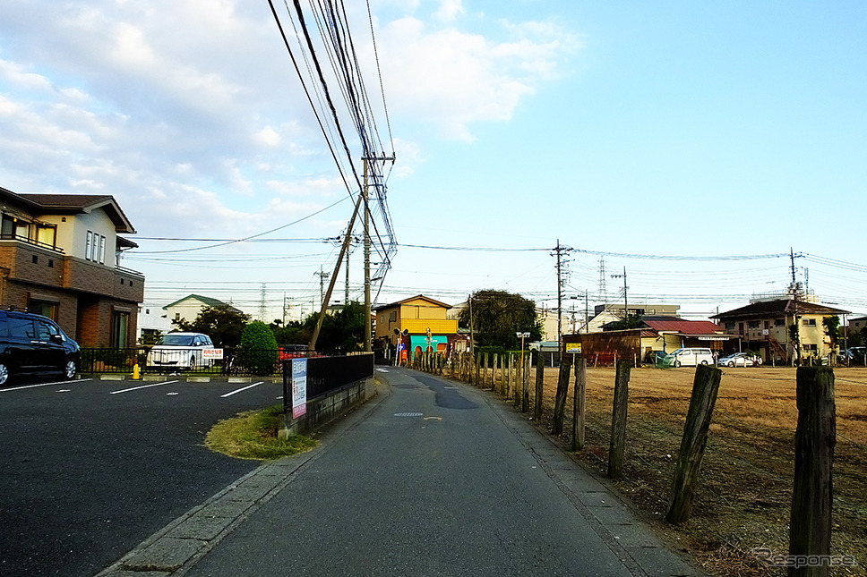 離島をのぞく東京都の土地で「最南端地点」は、畑と住宅にはさまれた路地にあった