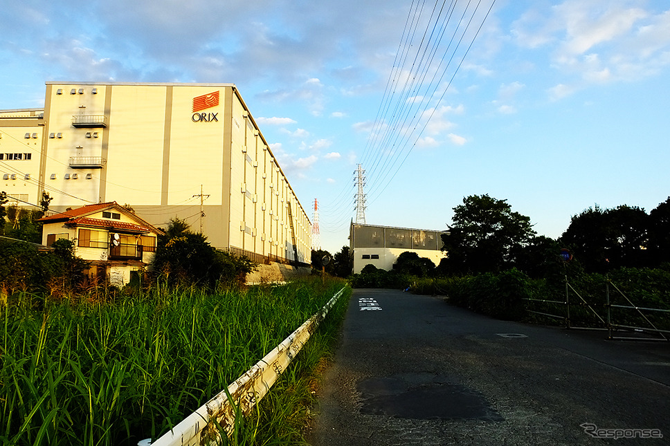 写真の倉庫付近に東京都と神奈川県の境界が敷かれている