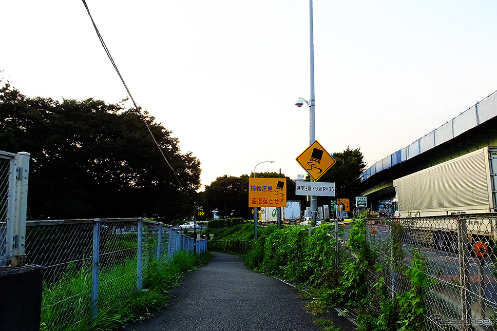 この歩道の先、うっそうとした緑地のなかに「東名横浜インター」がある
