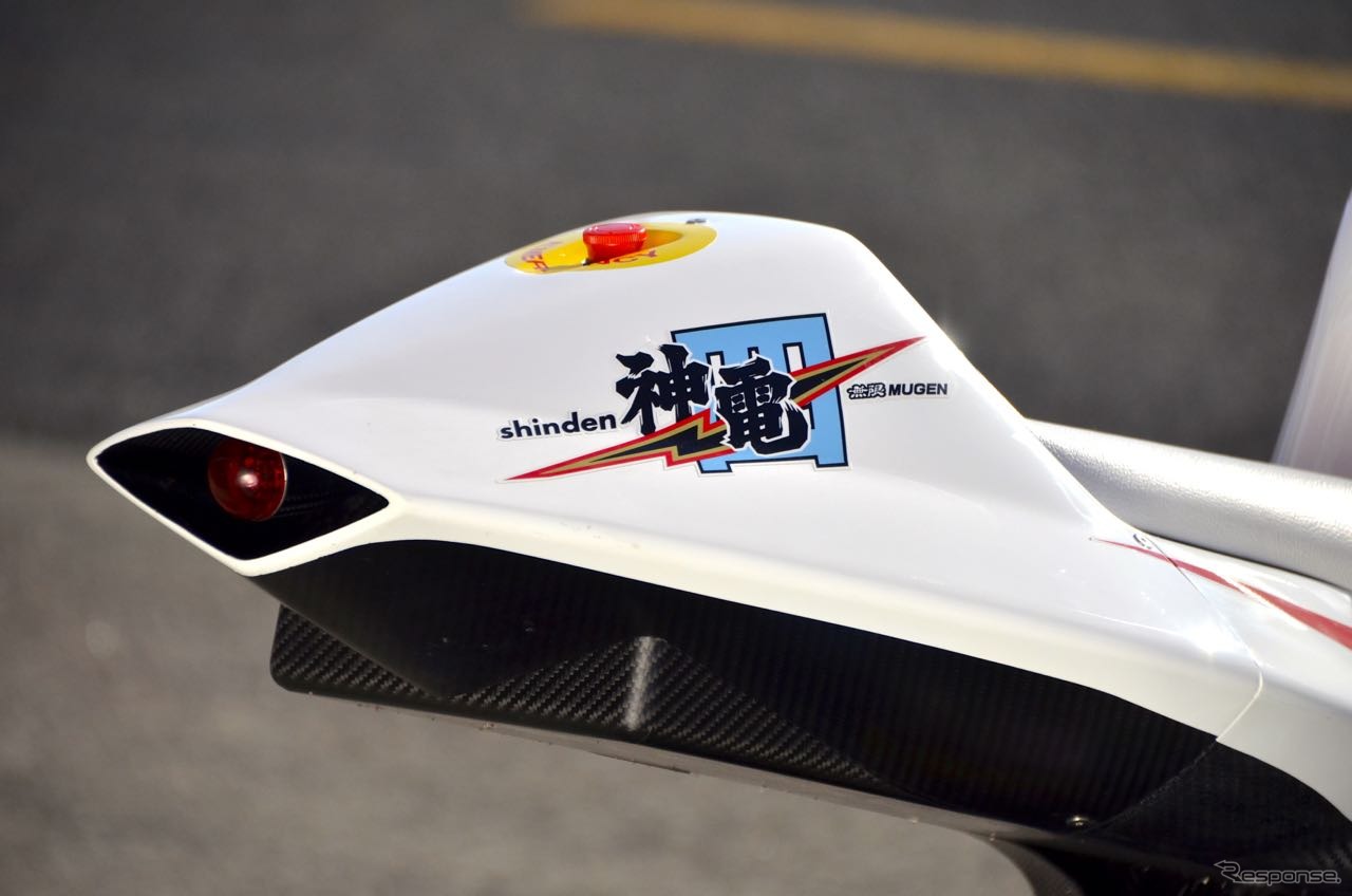 2015マン島TTレース TT Zero Challengeクラス優勝車、TEAM 無限の神電 四(SHINDEN YON）。