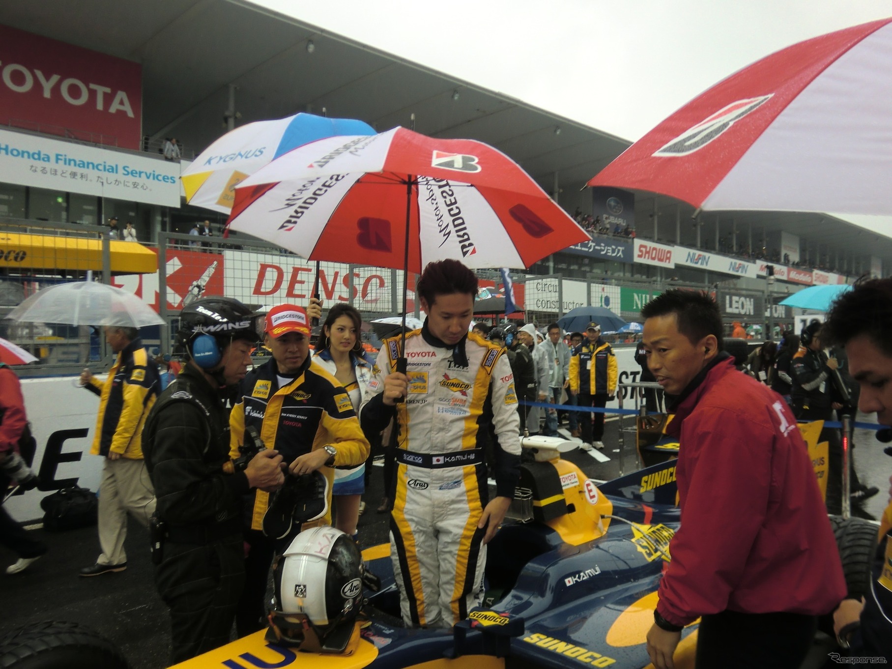 小林可夢偉は第1レースで3位になる。