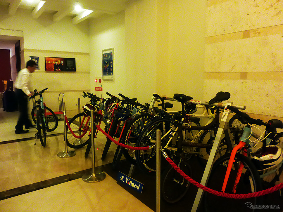 夜、メルキュールホテル沖縄那覇のフロントに集められたレンタサイクルやマイバイク