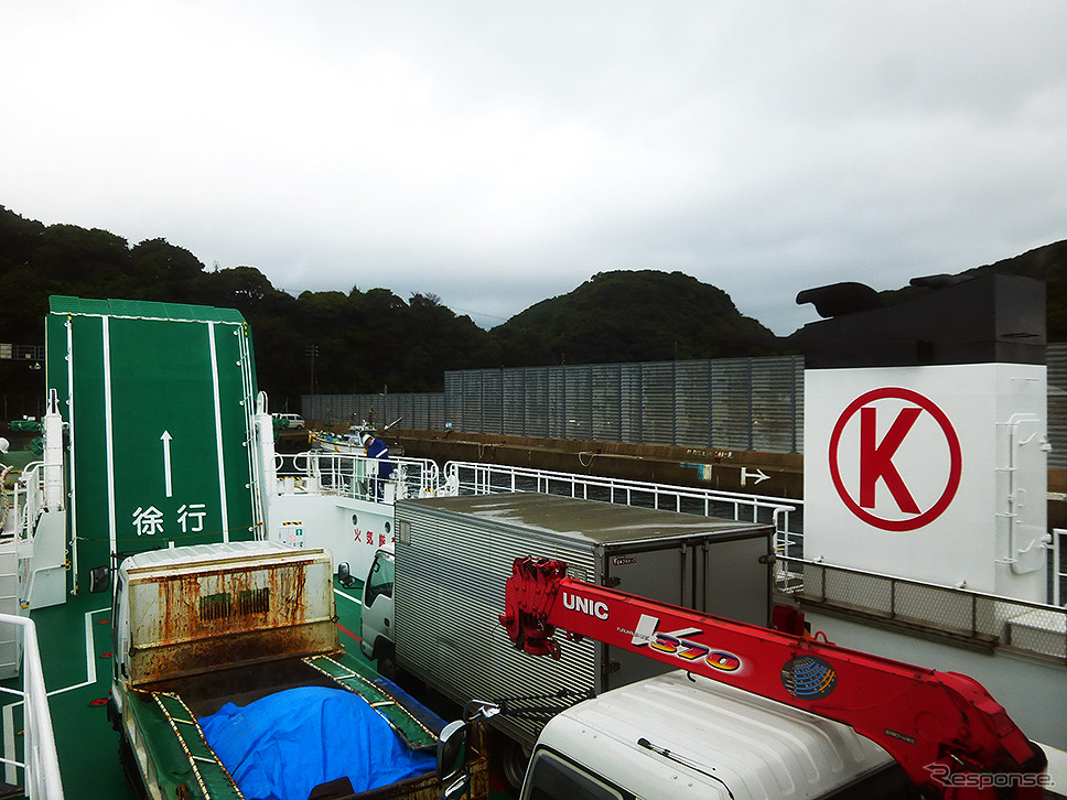 相浦港を発った「フェリーくろしま」。車両積載フロアは貨物用や建設用のトラックで混み合う