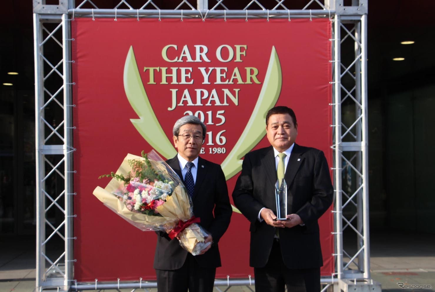 実行委員会特別賞を受賞したヤナセ、井出健義社長（右）