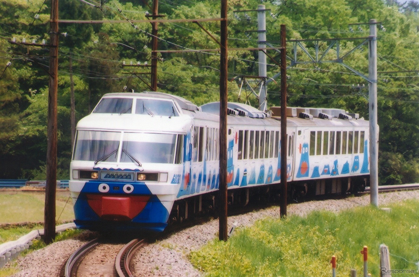 富士急行の『フジサン特急』で運用されている2000系。最後の編成が来年2月で引退する。