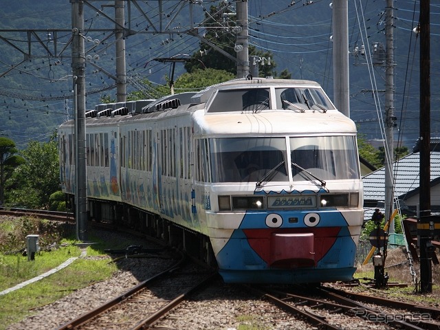 2000系は旧国鉄165系急行形電車の改造車「パノラマエクスプレスアルプス」をJR東日本から譲り受けて再改造したもの。「パノラマ」時代に展望室が取り付けられた。