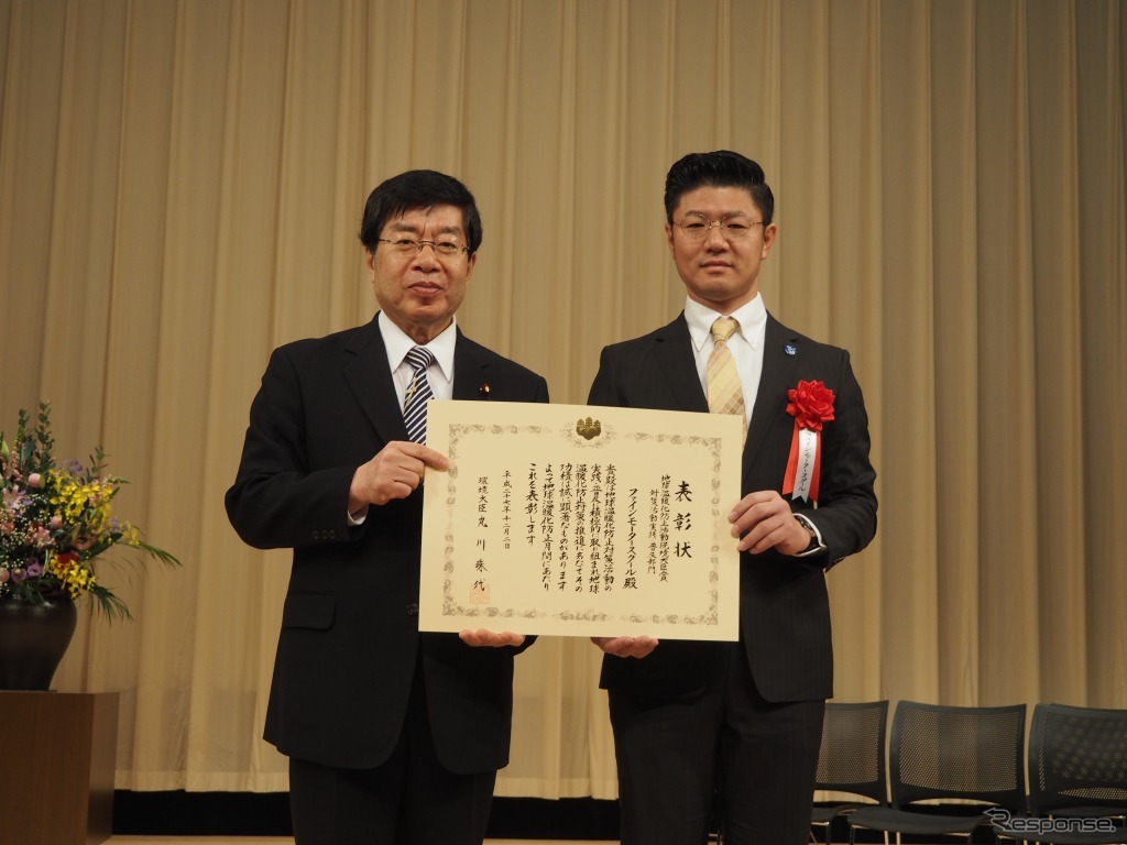 ファインモータースクール 臼田和弘代表（右）と平口洋環境副大臣