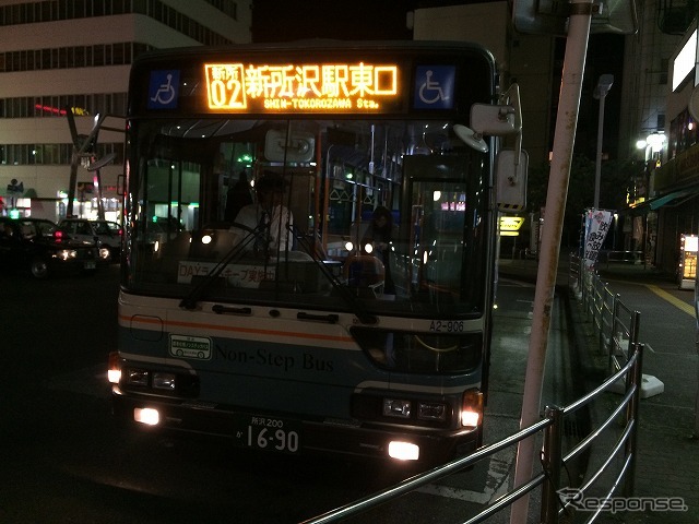 狭山市から本川越まで西武新宿線に乗り、本川越から新所02系統で新所沢駅まで。鉄道だと15分程度だが、バスだと倍以上の時間を要する。14.35kmと、こちらも西武バスの中では比較的長い距離となる。時間的に帰宅客が目立つ。到着時点で5分遅れ。