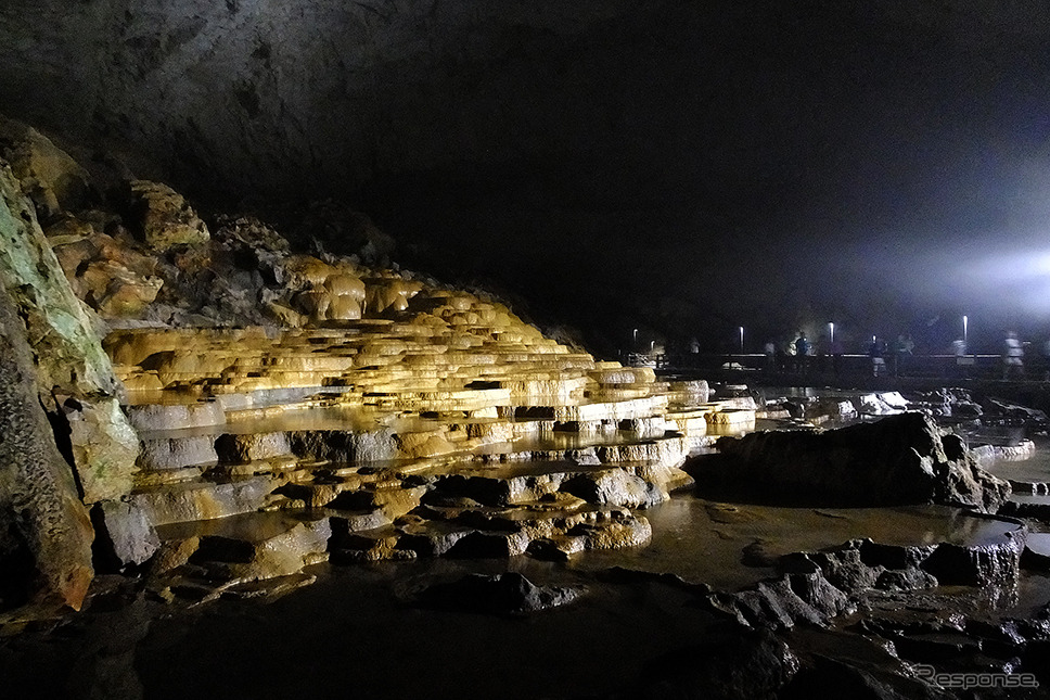 秋吉台の地下100m、その南麓に開口する日本屈指の大鍾乳洞「秋芳洞（あきよしどう）」