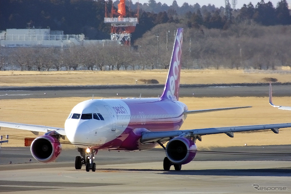 来年1月から台北発羽田着便のピーチ機内で京急の割引切符などが販売される。写真はピーチのA320。