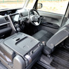 助手席シートバックレバーを使い、運転席、後席どこからでも助手席をスライドすることができる