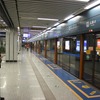 2000年代に開業した新しい地下鉄ではCBTCの導入例が多い。写真はCBTCを導入している中国・西安地下鉄の五路口駅。