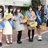 チョコをライダーに手渡し、交通安全を呼びかけた6人組女性アイドルグループ「フェアリーズ」