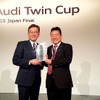 ジャパンファイナルサービス部門で優勝したAudi 山陰の吉村彰洋氏とアウディジャパン代表取締役・齋藤徹氏(左)