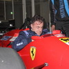 フェラーリ『F187』に乗り込みシートを確認