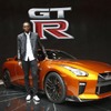 日産 GT-R の2017年型とウサイン・ボルト選手（ニューヨークモーターショー16）