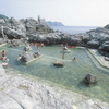 100人近い人が入ることができる水着着用の露天風呂（神津島温泉センター）